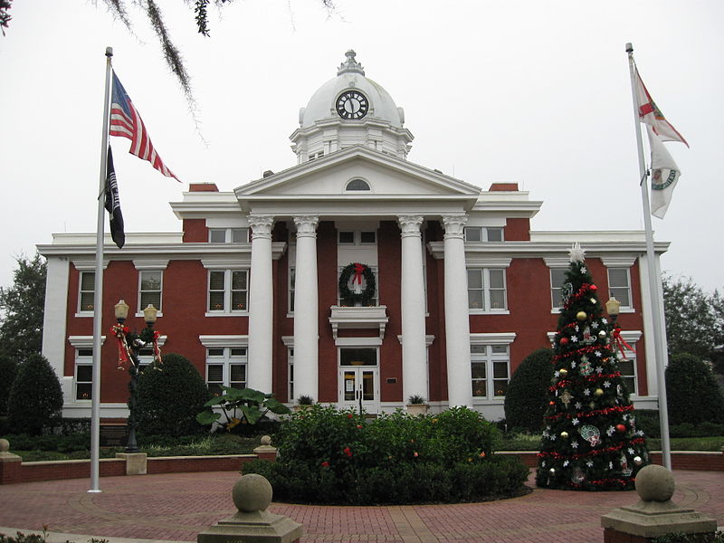 File:Dade City, FL, Courthouse, Pasco County, Christmas Decorated, North Side, 12-18-2009 (3).JPG
