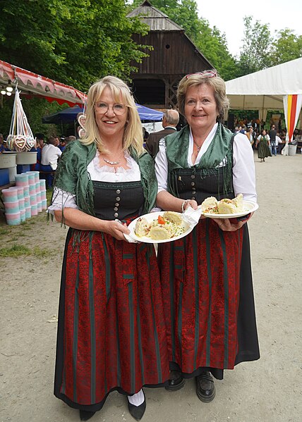 File:Damen in Dirndl Tracht, Kärnten, Österreich.jpg