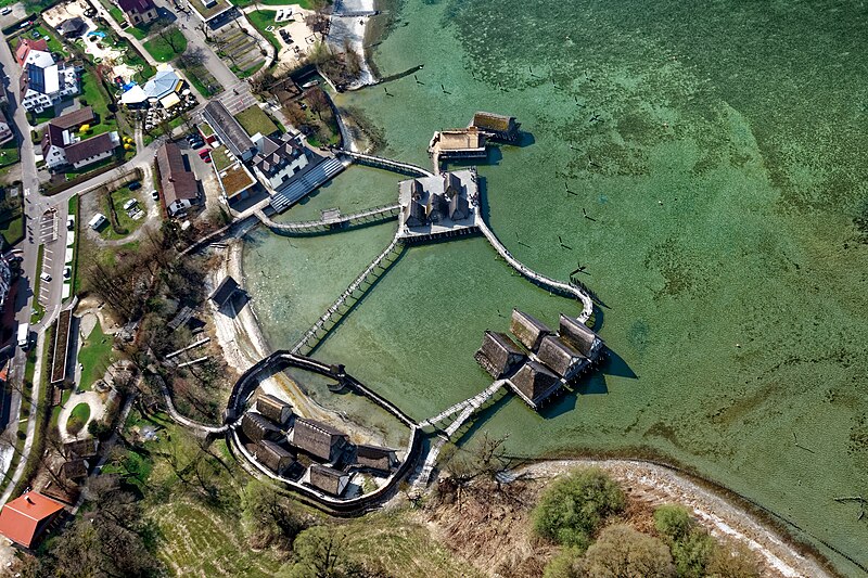 File:Das Pfahlbaumuseum Unteruhldingen, Bodensee, aus dem Zeppelin fotografiert. 06.jpg