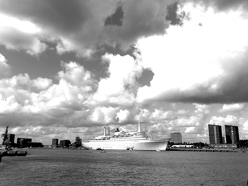 File:De SS Rotterdam gezien vanaf de afvalverwerking - panoramio.jpg