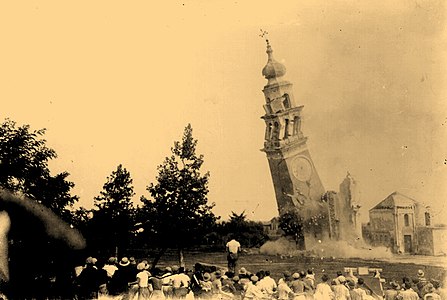 Un fotogramma della demolizione del campanile pericolante.