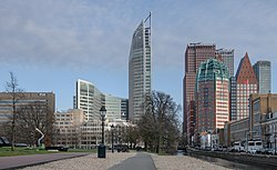 Pemandangan kota Den Haag, dengan Hoftoren (tengah) dan Gedung Kementerian Kesehatan, Kesejahteraan dan Olahraga (kanan dengan atap pelana segitiga)