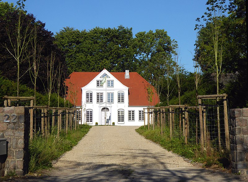 File:Denkmalgeschütztes Herrenhaus ehem Dreiseitenhof 1756 Dorfstraße in Loit Schleswig-Holstein Germany - Foto Wolfgang Pehlemann P1370052.jpg