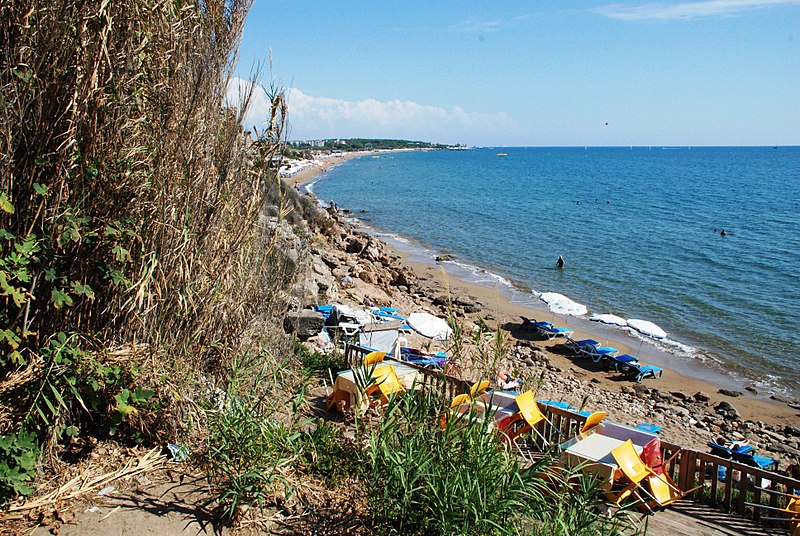 File:Der Strand in Side.JPG