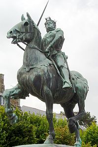 Statue équestre de Bertrand du Guesclin à Dinan.