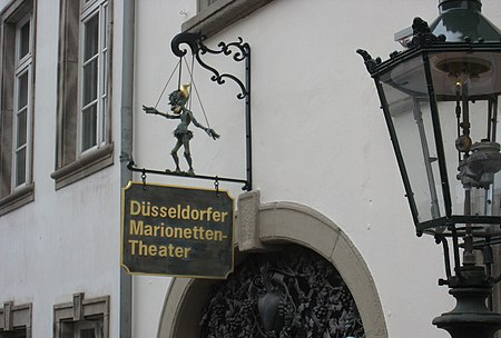 Duesseldorfer Marionetten Theater Toreingang Palais Wittgenstein mit Theaterschild (Duesseldorfer Marionetten Theater)