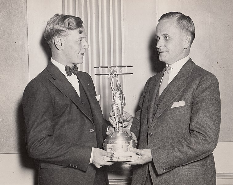 File:Eddie August Schneider on September 27, 1930 accepting the Great Lakes Trophy in Detroit, Michigan (600 dpi, 100 quality, cropped).jpg