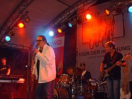 Edo Zanki mit Band.jpg