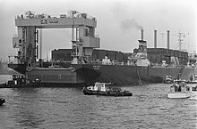 Stern of Acadia Forest, photographed in Rotterdam, showing one of the lighters on the gantry crane, positioned fully aft. Eerste Kangoeroeschip Acadia Forest wordt gelost in Rotterdam, Bestanddeelnr 923-0441.jpg