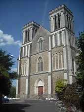 La façade occidentale de l'église Saint-Denis.