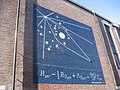 Σχεδιάγραμμα βαρυτικού φακού με τις Εξισώσεις του Αϊνστάιν σε τοίχο του Μουσείου Boerhaave, στο Λέιντεν