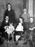 Thumbnail for File:Emmett Peter Van Deusen I (1878-1965) and family in Detroit, Michigan.jpg