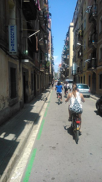 File:En bici por el barrio de la Barceloneta.jpg