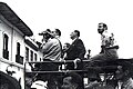 Enrique Gutiérrez y Simón, productor ejecutivo de la película Chambú, rodando en 16 mm. en color, durante las fiestas de Blancos y Negros en Pasto. Detrás del él, Guillermo Edmundo Cháves, autor de la novela, y entre los dos se ve la cabeza de Alejandro Kerk, director de la película. Sentado, el actor Héctor Correa Leal.