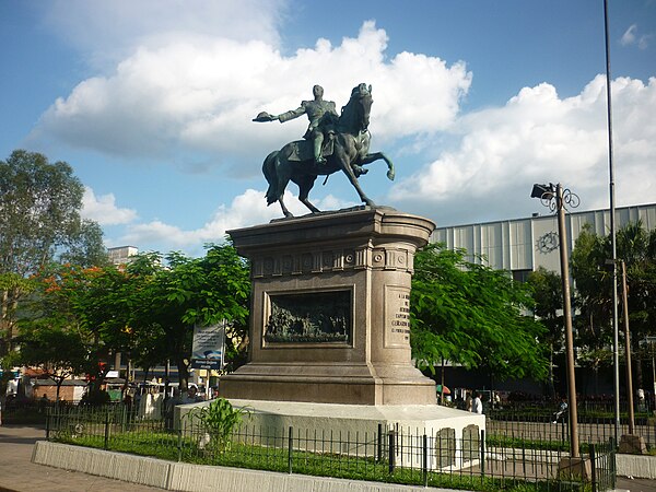 An equestrian statue of Barrios in the Plaza Gerardo Barrios.