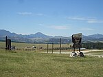 Berge und Wiesen rund um ein Arbeitsplatz.