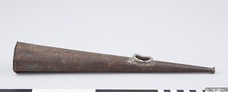 File:Etnografiska Museet - Blåsinstrument, horn, trumpet (1892.01.0289).jpg