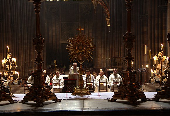 Exposition du Saint-Sacrement à la cathédrale Notre-Dame de Strasbourg lors de la Fête-Dieu le 2 juin 2013