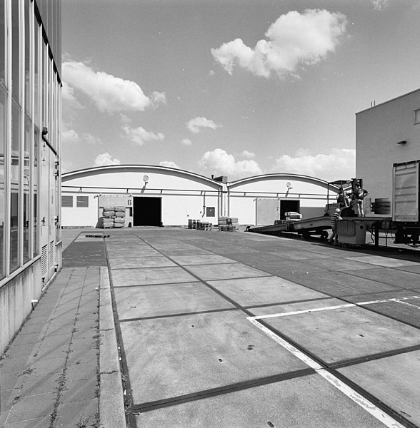 File:Exterieur overzicht pakhuizen uit 1942-1943 vanaf fabrieksterrein - Rotterdam - 20002333 - RCE.jpg