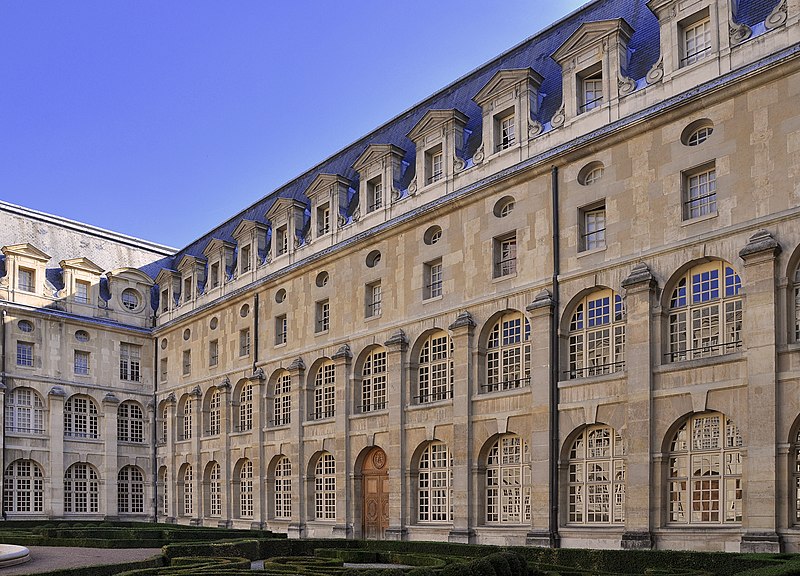 File:Exterior of the cloister of Val-de-Grâce 006.jpg