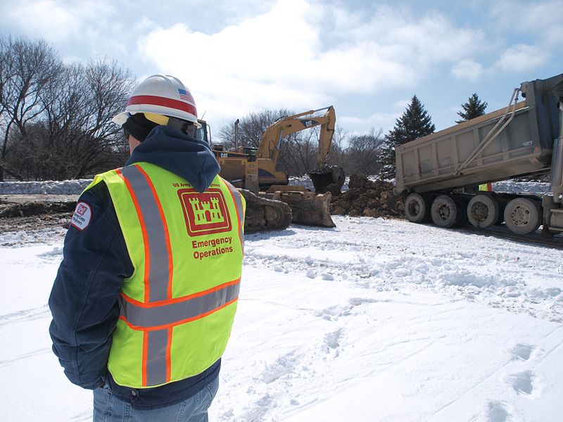 File:FEMA - 40355 - USACE reinforcing a sand levee in Fargo, North Dakota.jpg