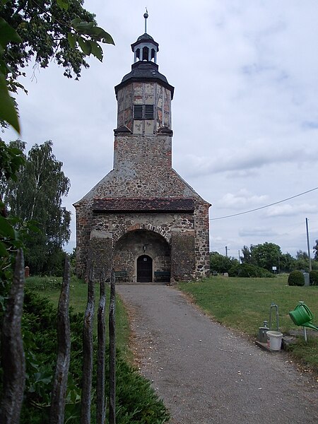 File:Feldsteinkirche Rahnsdorf -Frontalansicht- 2013.jpg