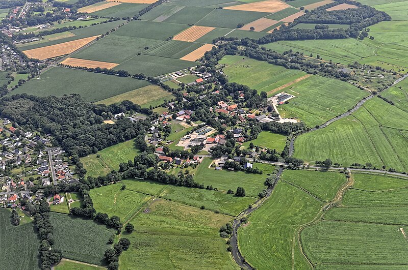 File:Flug -Nordholz-Hammelburg 2015 by-RaBoe 0066 - Freschluneberg.jpg