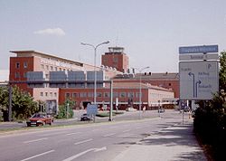 הכניסה לנמל התעופה בשנת 1992