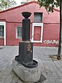 Font de la plaça del Carme. Element amb protecció documental (nivell D). Traslladada aquí des del límit del terme de Barcelona d'abans de l'agregació.