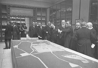 Foto genomen ter gelegenheid van de heropening van Museum Kam in 1938. Het museum is gesloten geweest vanwege de samenvoeging van de gemeentelijke collectie