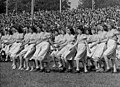 Femmes de la Jeunesse libre allemande en marche synchronisée à Leipzig (Allemagne) en 1949.