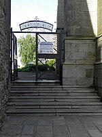 Le portail jouxtant l'église Saint-Léonard.