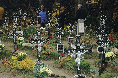 So kommt man zu Friedhof Der Namenlosen mit den Öffentlichen - Mehr zum Ort Hier