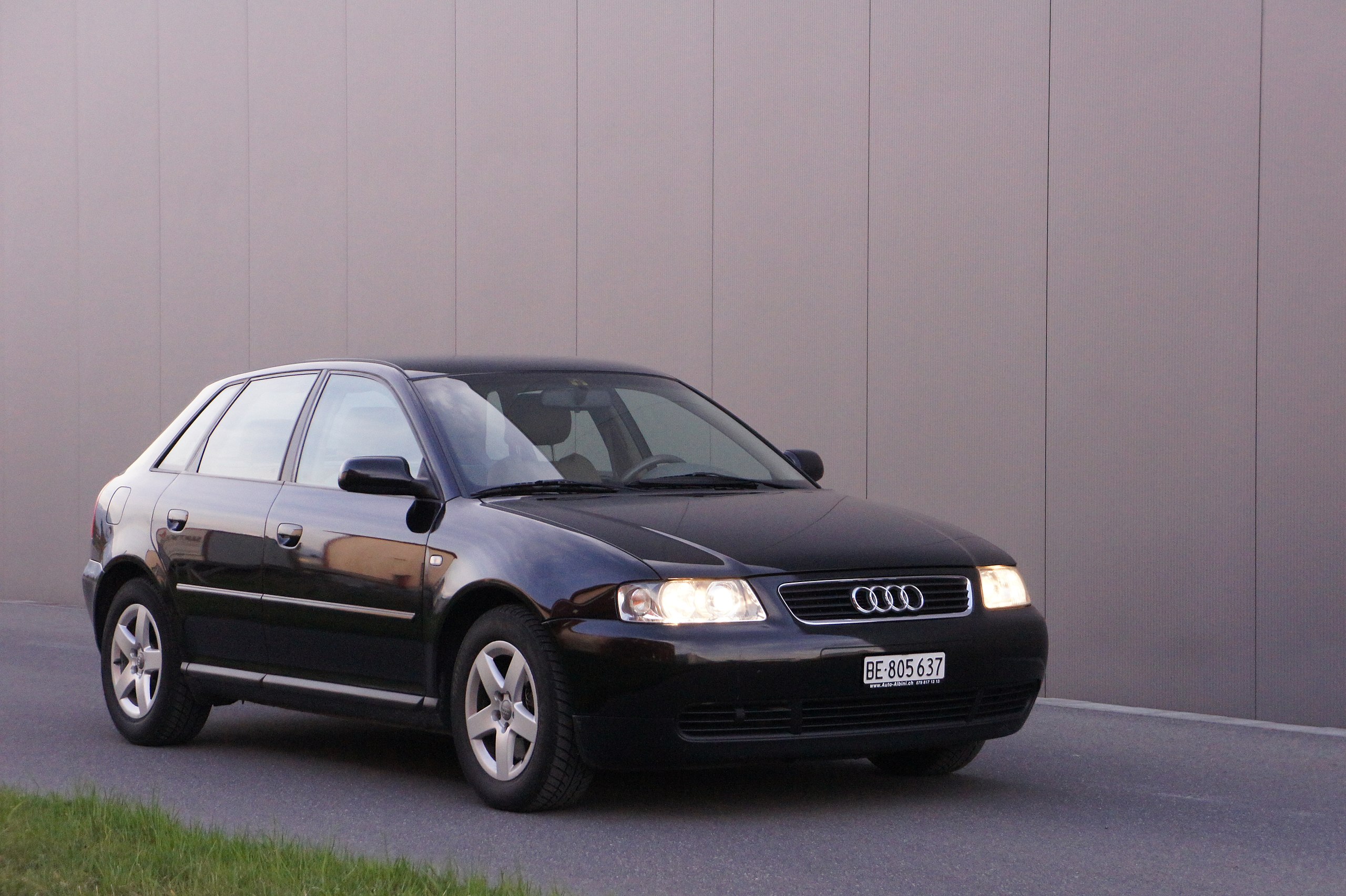 Una combo immagine mostra il logo Audi sulla parte anteriore di un giallo,  uno rosso e uno nero auto durante la Audi di riunione generale a  Ingolstadt, Germania, 10 maggio 2012. Audi