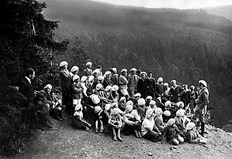 Gruppenwanderung von F.S.G.-Schülern und -Lehrern im Thüringer Wald, rechts stehend Gustav Wyneken, 1931