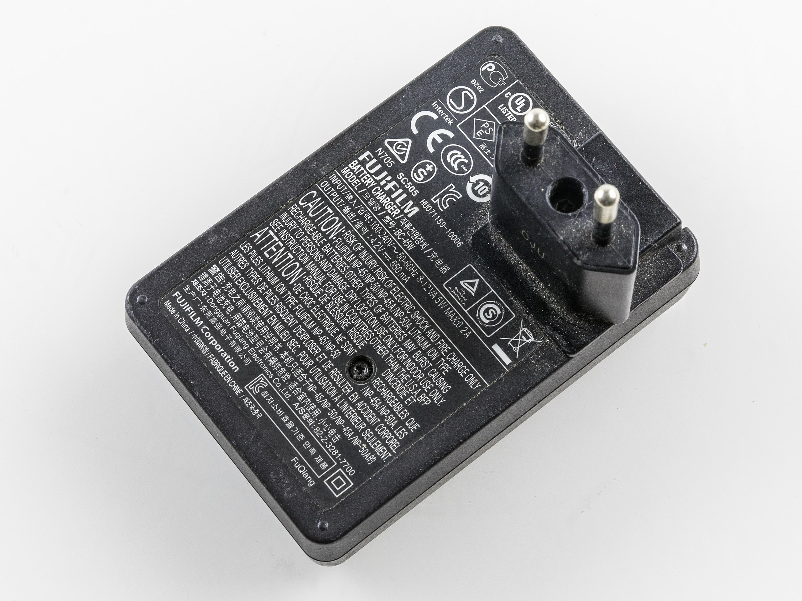 File:Fujifilm Battery Charger BC-45W-9863.jpg - Wikimedia Commons