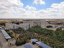 Blick über die Dächer: Solarzellen auf dem energieautarken Campus in Madaba