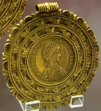 Портрет Галлы Плацидии на золотом медальоне