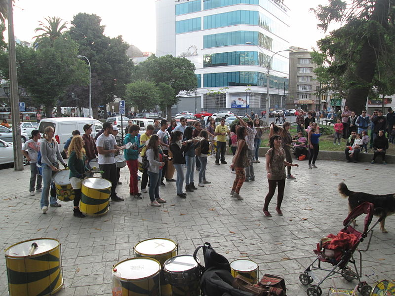 File:Gente en Valparaíso 03.JPG