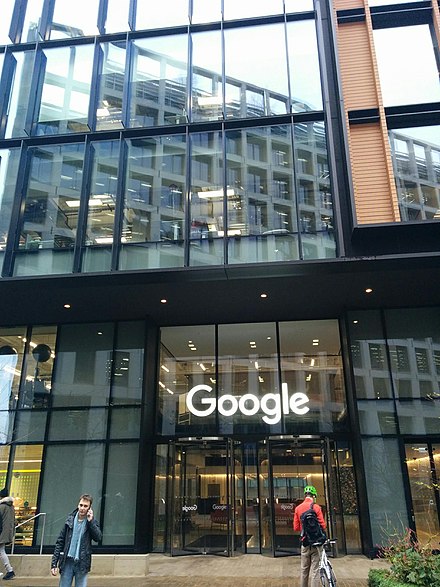 Googleとその子会社であるDeep Mindが英国ロンドンの6 Pancras Squareにある建物の入り口。