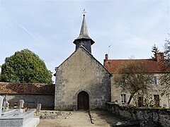 Le cimetière et la façade ouest de l'église.