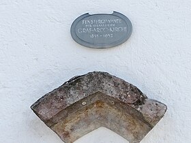 In die Außenwand integriertes Fenstergewände der Graf-Arco-Kirche