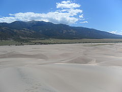 Vista de las montañas Sangre de Cristo desde el Great Sand Dunes National Park (Colorado)