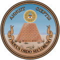 アメリカ合衆国の国章の裏面。未完成のピラミッドの基部にローマ数字で「MDCCLXXVI」（1776）と書かれている。