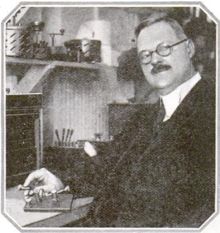 Greenleaf Whittier Pickard i sitt Boston-laboratorium. PNG