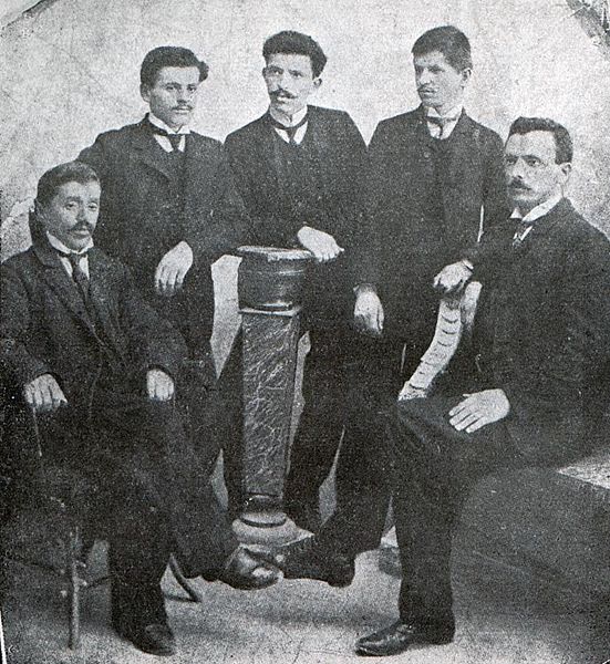 File:Group Photo of Frachkovs Family.jpg