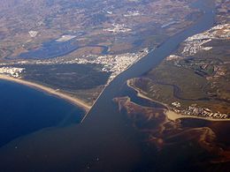 Vista aérea de la desembocadura del Guadiana. El puente se encuentra en la parte superior derecha.