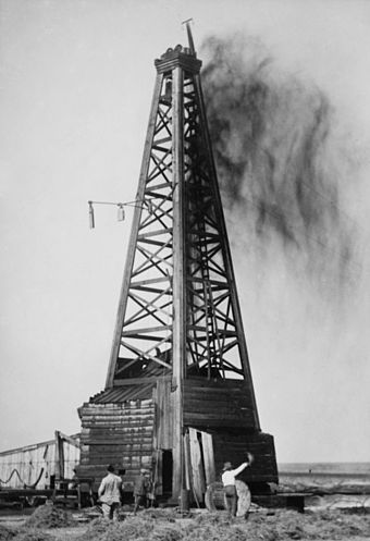 Первые по нефти. Нефтяная вышка Куйбышев 1942. Добыча нефти 19 век. Нефтяные вышки 19 века. Нефтяные скважины 19 века.