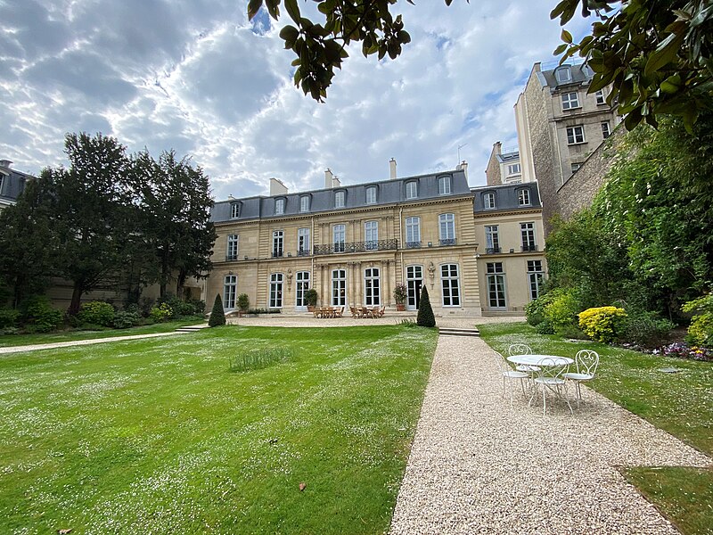 File:Hôtel de Besenval garden façade IV.jpg