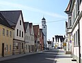 Herzogin-Anna-Straße mit Pfarrkirche Mariä Himmelfahrt in Höchstädt an der Donau